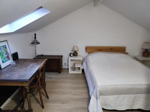 une chambre avec un lit, un bureau et une fenêtre dans l'établissement Maison et jardin entre Paris et Disney. Idéal JO, à Rosny-sous-Bois