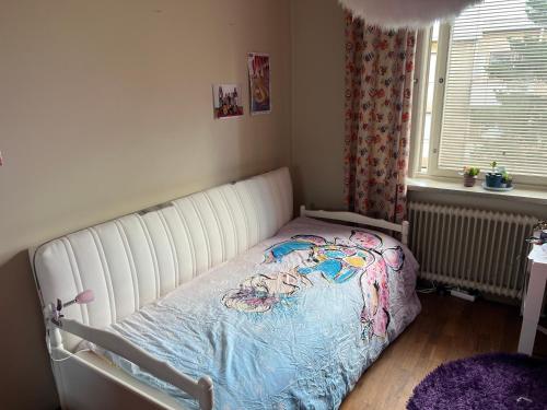 En eller flere senge i et værelse på Cozy well connected - family apartment