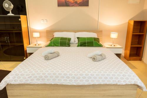 Postel nebo postele na pokoji v ubytování Aura Central Apartment