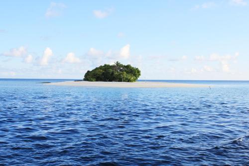 a small island in the middle of the ocean at Kaafu Inn Guraidhoo in Guraidhoo