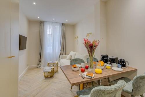 - un salon avec une table et des fruits dans l'établissement Peaceful Getaway near Marais - with AC, à Paris