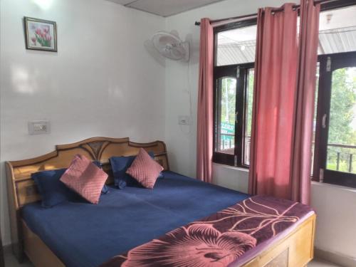 Ένα ή περισσότερα κρεβάτια σε δωμάτιο στο Nirmal Homestay
