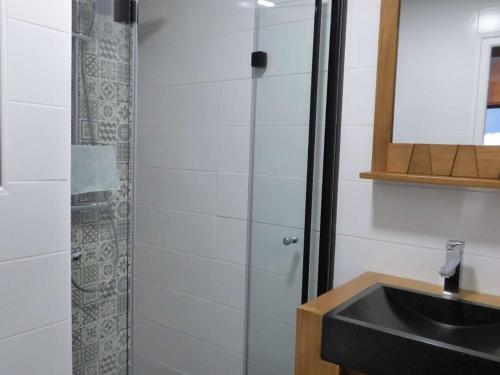 une salle de bain avec douche et lavabo dans l'établissement Studio rénové pour 4 au Grand-Bornand, balcon, casier à ski - FR-1-458-194, au Grand-Bornand