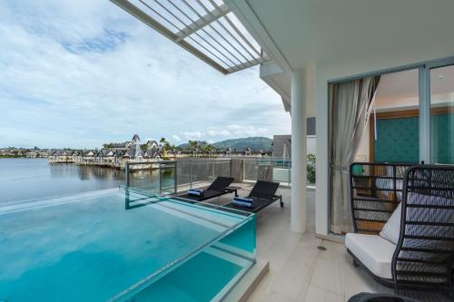 Kolam renang di atau dekat dengan Beachfront Residences - Stunning Sea and Lake View