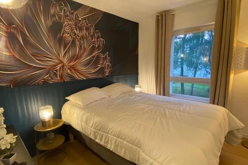 une chambre avec un grand lit et une fenêtre dans l'établissement T2 refait à neuf Lille ! Parc Monceau, à Lille