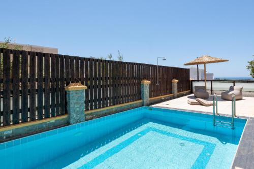 ラルドスにあるBougan Villaの木製の柵の前のスイミングプール