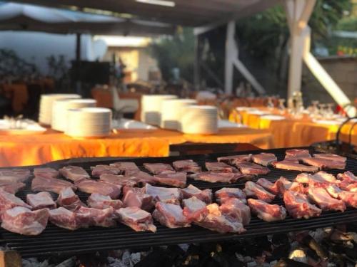 Kemudahan BBQ tersedia untuk tetamu di hotel