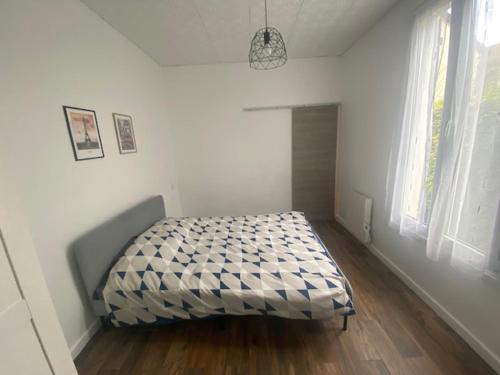 une chambre avec un lit dans le coin d'une pièce dans l'établissement La maison deThéo, à Les Pavillons-sous-Bois