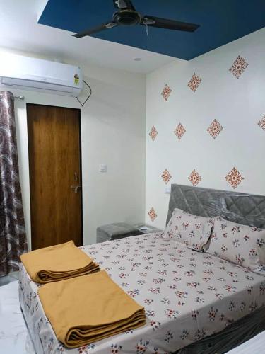 a bedroom with a bed and a ceiling at Naramada Homestay Rooms in Garudeshwar