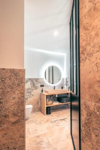 a bathroom with a sink and a mirror at Les Suites de l'Étang in Cucuron