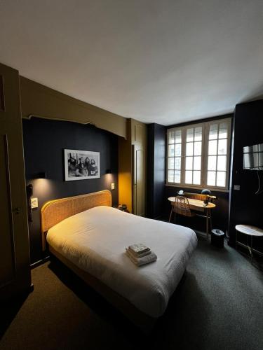 Ένα ή περισσότερα κρεβάτια σε δωμάτιο στο Hôtel Saint-Julien
