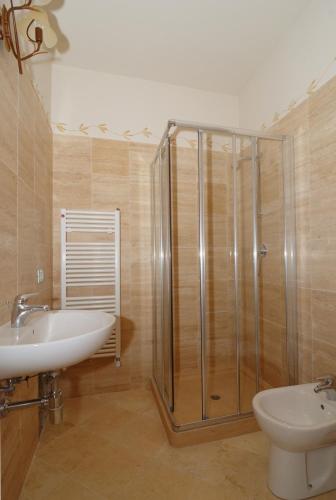 un bagno con doccia, lavandino e WC di Molino Della Lodola a Rapolano Terme