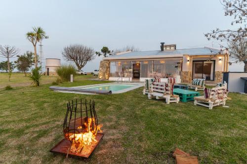 a small house with a fire in the yard at Alma Drabble in José Enrique Rodó