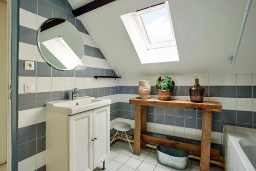 une salle de bain avec un lavabo et un miroir dans l'établissement Bourgon flat, à Paris