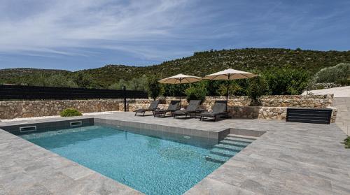 Bazén v ubytování Villa Bosilen with private pool, near Trogir, Split airport, quiet area, family villa nebo v jeho okolí