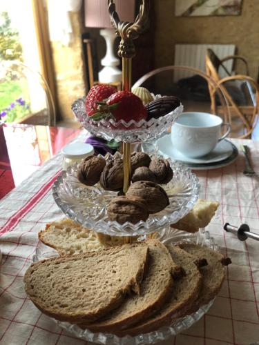een tafel met twee etages vol brood, koekjes en aardbeien bij Ma maison de couture in Urval
