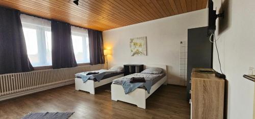 a room with two beds and a tv in it at Gemütliche Monteurunterkunft in Geislingen an der Steige