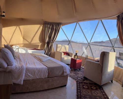 Llit o llits en una habitació de Royal Dunes Camp