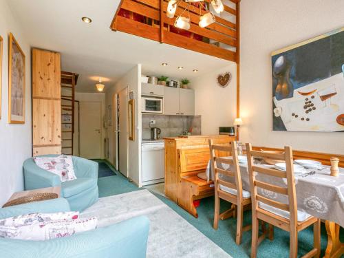 une cuisine et une salle à manger avec une table et des chaises dans l'établissement Charmant studio avec mezzanine, balcon Sud/Ouest, Wifi, proche centre Val-d'Isère - FR-1-694-314, à Val dʼIsère