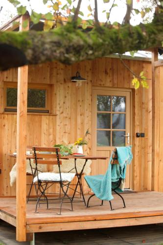 a cabin with a table and chairs on a deck at Tinyhaus Kirsch in Mehring