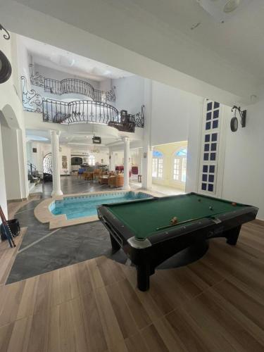 アレクサンドリアにあるVilla rosy north coastのビリヤード台付きのリビングルーム