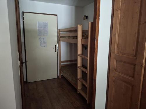 une chambre avec une porte et un lit superposé et une porte dans l'établissement Studio Montagne 28m², 4 pers, Balcon, Parking, Résidence Calme à Brides-les-Bains - FR-1-512-275, à Brides-les-Bains