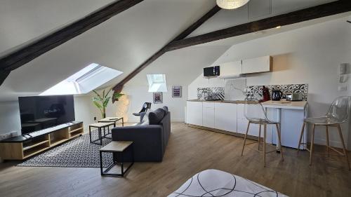 un salon avec un canapé et une cuisine dans l'établissement Maison Saint Surin, à Limoges