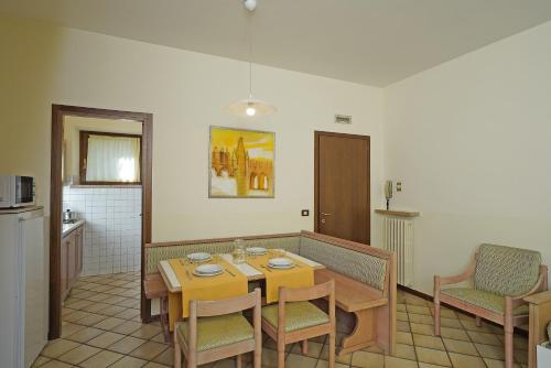 a kitchen and dining room with a table and chairs at Residence La Filanda in Costermano sul Garda