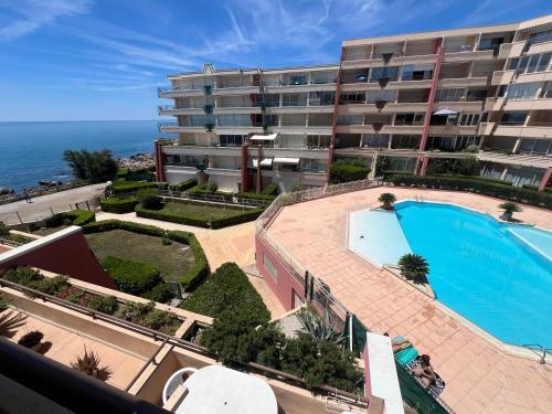 une vue aérienne d'un hôtel avec piscine dans l'établissement Bleurivage - T3 - deux chambres bord de mer avec piscine et garage, à Sète