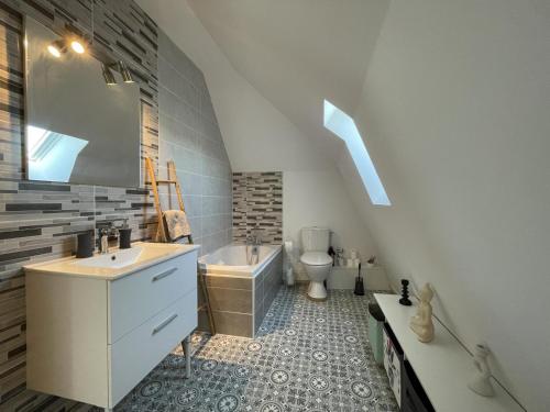 Un baño con lavabo, bañera e inodoro. en Lendre, en Méritein