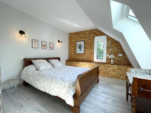 Un dormitorio con una cama y una escalera. en Lendre, en Méritein