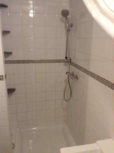 une salle de bain avec une douche avec des toilettes et un lavabo dans l'établissement T2 accueil proche Paris, à Sartrouville