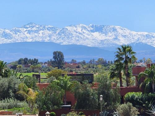 Blick auf eine Bergkette mit Palmen in der Unterkunft Villa Nelya in Marrakesch