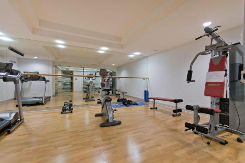 a gym with several treadmills and exercise machines at Apartamenty Gdańsk EU - Waterlane in Gdańsk