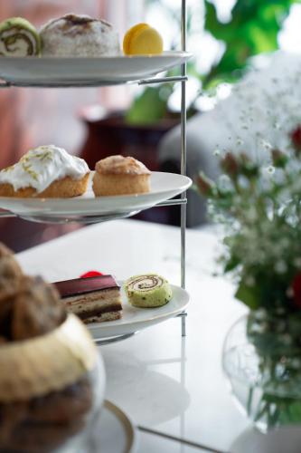 drie etages met gebak op borden op een tafel bij Doubletree By Hilton Buenos Aires in Buenos Aires