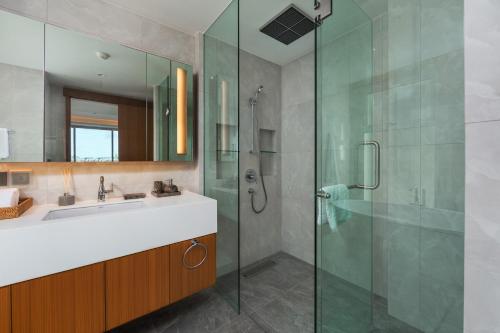 Bilik mandi di Beachfront Residences - Stunning Sea and Lake View