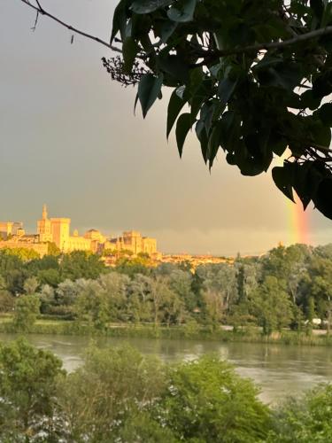 Charmante PETITE MAISON avec vue panoramique, en centre historique, proche d'Avignon, ancienne, rénovée, climatisée, terrasse, parking public gratuit