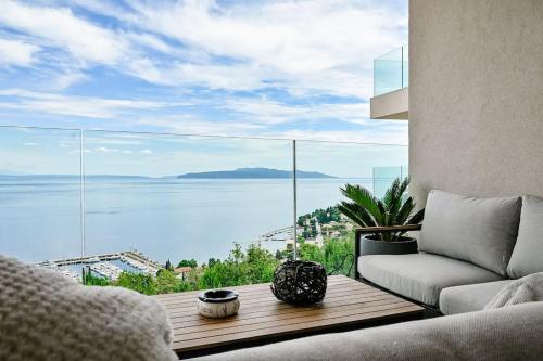 Una sala de estar con vista al mar. en Appartement Carpe Diem, en Ičići