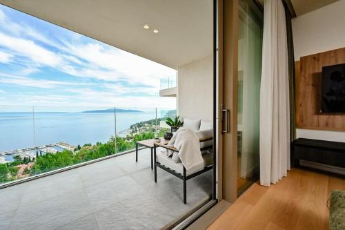 Una habitación con balcón con vista al mar. en Appartement Carpe Diem, en Ičići
