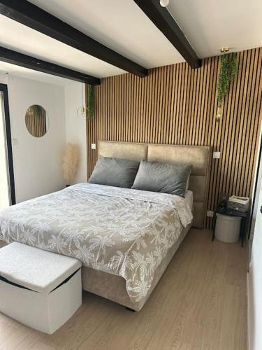 une chambre avec un grand lit dans une pièce dans l'établissement Villa plain pied avec piscine, à Saint-Paul-en-Forêt