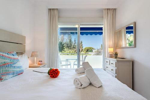 una camera da letto con un letto grande con vista sull'oceano di MalagaSuite Marbella Pool Paradise a Marbella