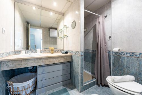 un bagno con lavandino, doccia e WC di MalagaSuite Marbella Pool Paradise a Marbella