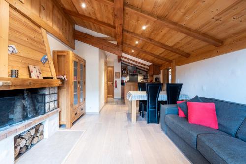 un salon avec un canapé et une cheminée dans l'établissement Appartement proche La Clusaz, à Saint-Jean-de-Sixt