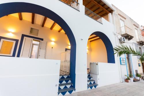 a building with an archway in a street at Archi Suite Canneto in Canneto