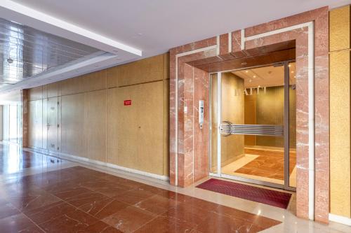 a hallway with a glass door in a building at Suite HAITI FSHH in Saint-Laurent-du-Var