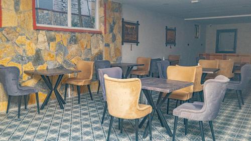 un ristorante con tavoli e sedie in una stanza di Elite Marmara Bosphorus Çamlıca a Istanbul