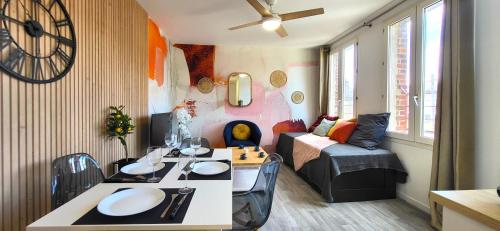 un salon avec une table et une chambre avec un lit dans l'établissement Oxygen - Lumineux deux-pièces à 20min de Rouen, à Caudebec-lès-Elbeuf