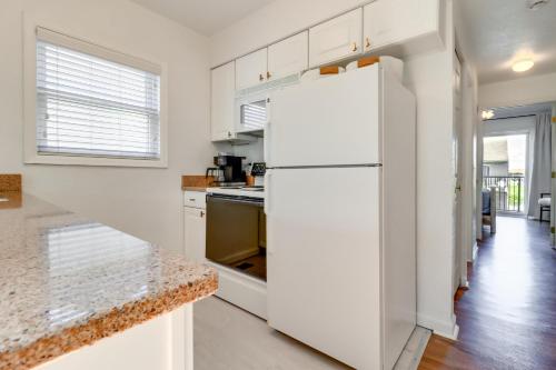 Dapur atau dapur kecil di 13 Mi to Port Clinton Lake Erie Getaway with Dock