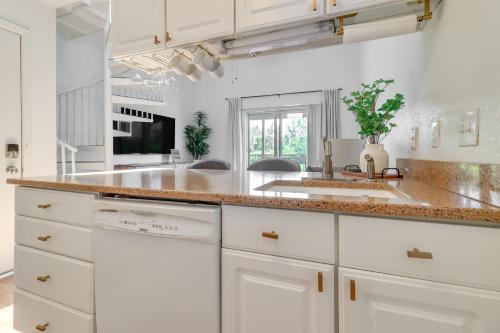 Dapur atau dapur kecil di 13 Mi to Port Clinton Lake Erie Getaway with Dock
