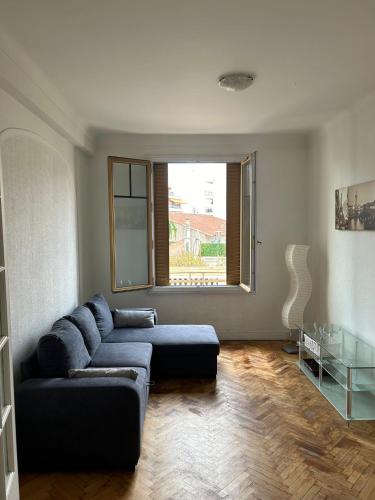 un salon avec un canapé et une fenêtre dans l'établissement La finestra sul mare, à Antibes